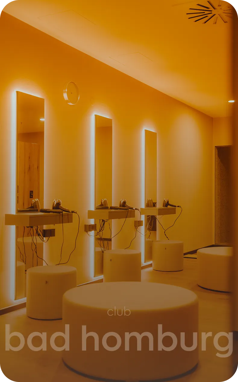 Umkleidebereich mit beleuchteten Spiegeln im peoples Fitness Signature Club Bad Homburg