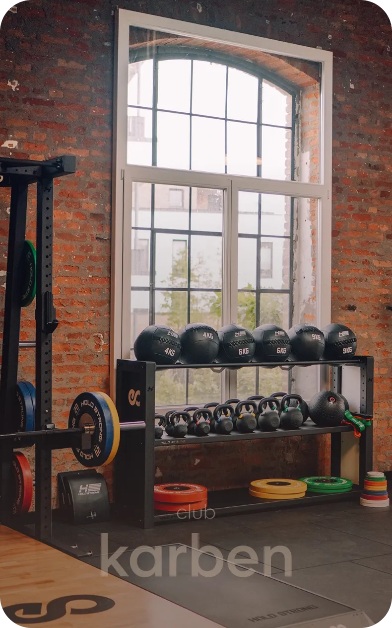 Freihantel- und Functional-Bereich am Fenster im peoples Fitness Club Karben