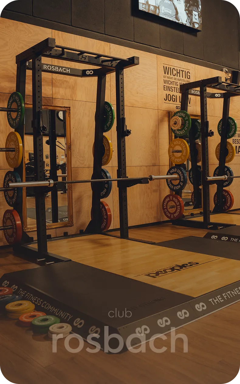 Trainingsbereich mit Racks und Freihanteln im peoples Fitness Club Rosbach