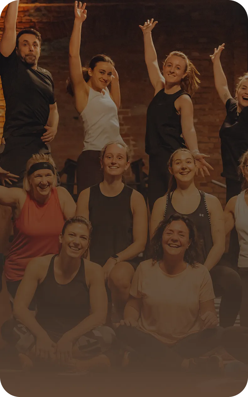 Große Gruppe jubelt gemeinsam beim Peoples Fitness Event – Community und Zusammenhalt