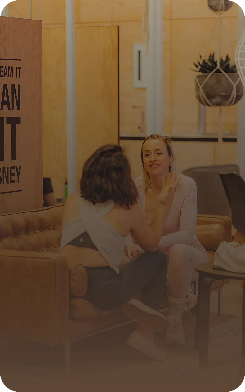 Zwei Frauen sitzen im Peoples Lounge-Bereich und unterhalten sich – Zusammenhalt und Support