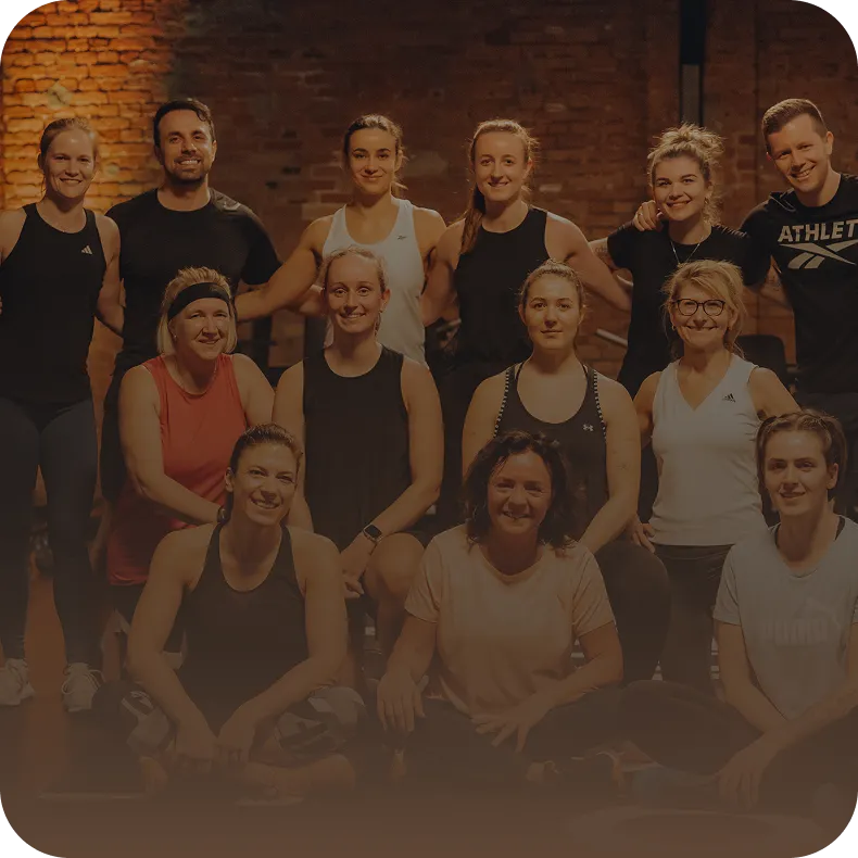 Gruppe von Mitgliedern im Peoples Fitness Studio – Community und Zusammenhalt