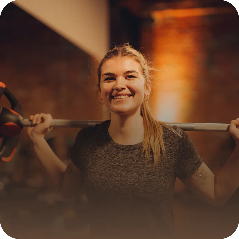 Mitarbeitende beim Krafttraining – Produktivität und Wohlbefinden