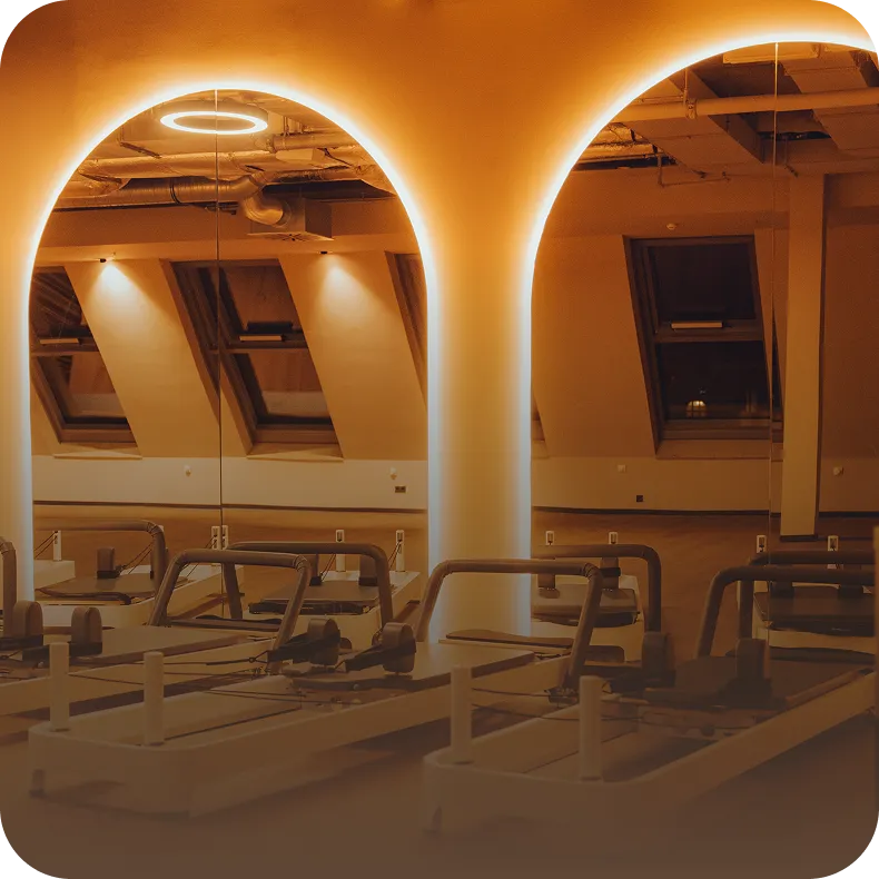 Eingang des peoples Fitness Club Bad Homburg – Signature Design mit Goldakzenten