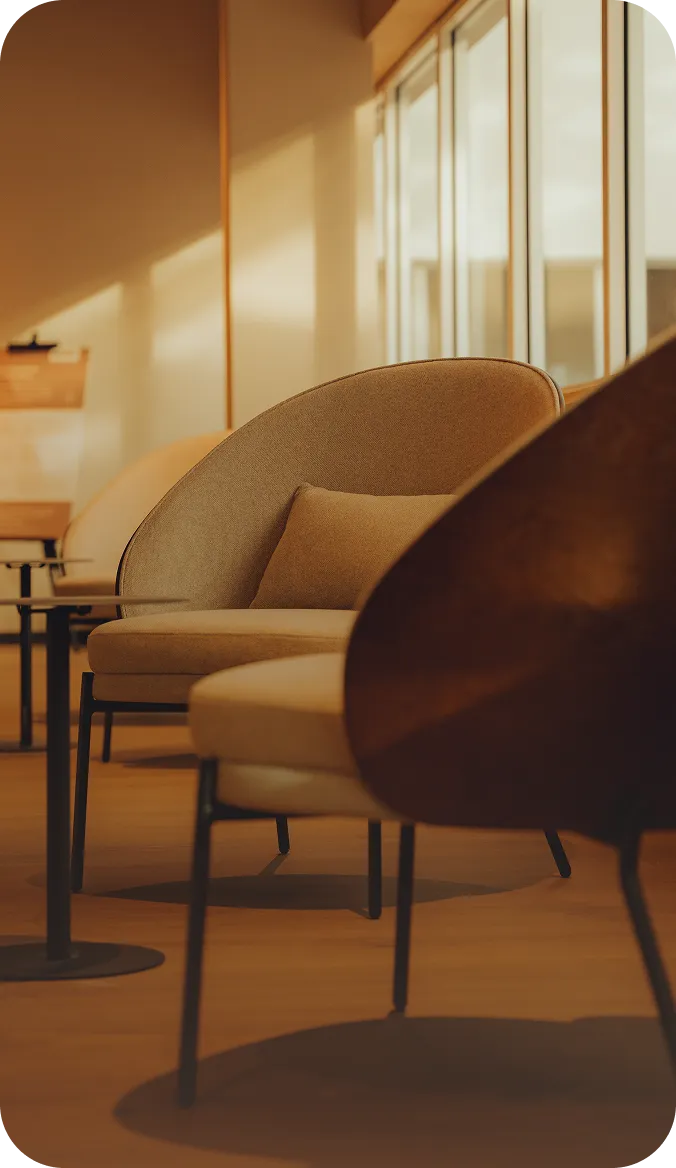 Entspannungsbereich mit Sesseln im peoples Signature Club Bad Homburg