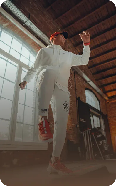 Athletin trainiert im Peoples Fitness Studio – moderne Fitnesskurse