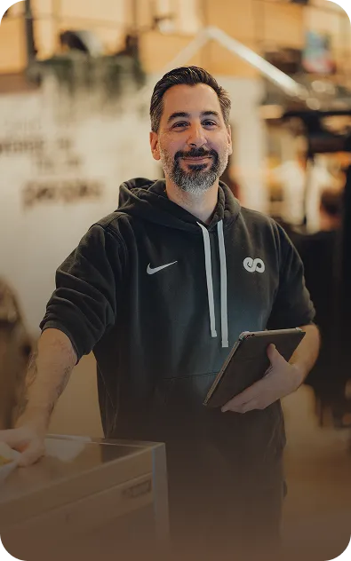 Peoples Fitness Trainer berät Mitglied – individuelles Training