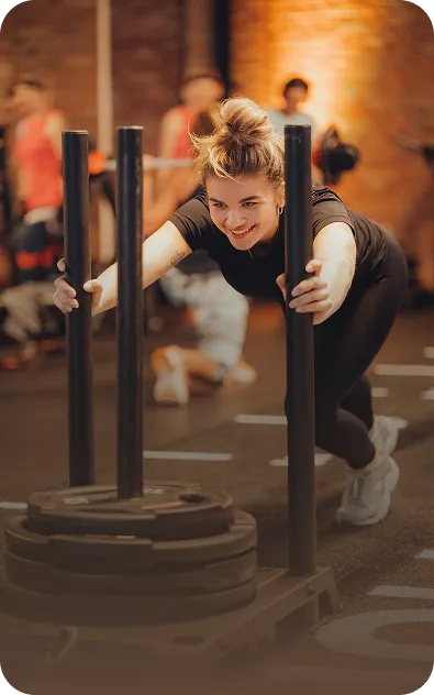 Athletin beim HYROX Training im Peoples Fitness Studio