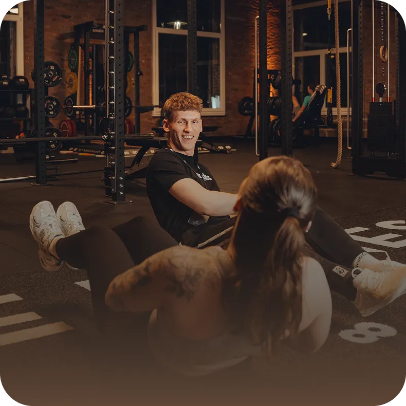 Personal Trainer und Mitglied beim gemeinsamen Bodentraining im Peoples Fitness Studio Karben