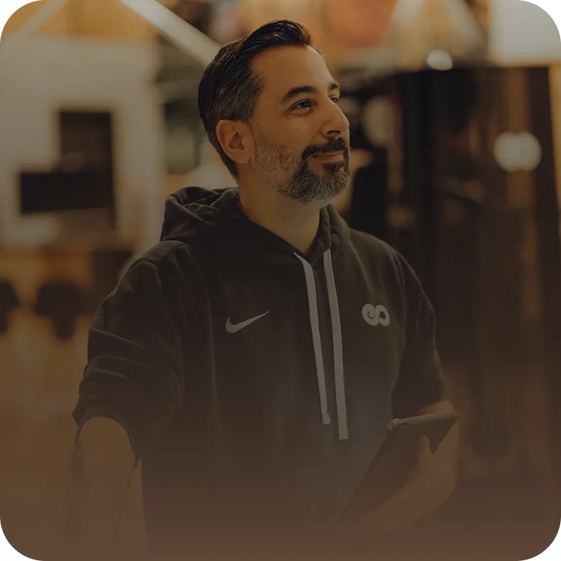 Peoples Trainer mit Tablet analysiert Trainingsdaten – regelmäßige Fortschritt-Checks