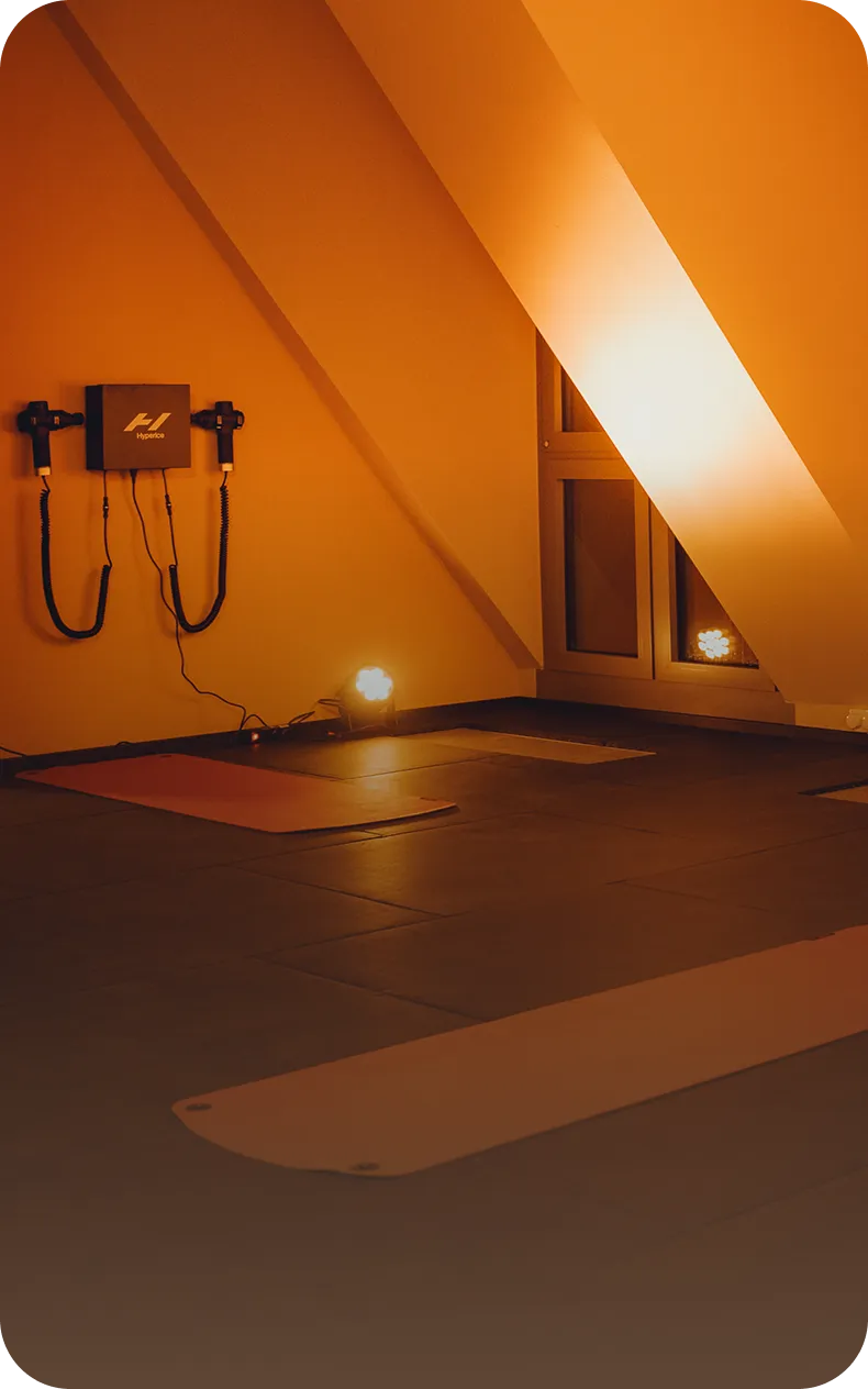 Recovery-Bereich mit Massagepistolen im peoples Fitness Signature Club Bad Homburg